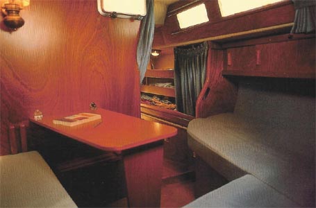 Sitzbank/Einzelkoje an Steuerbord (sehr viel Stauraum unter den Sitzbänken)